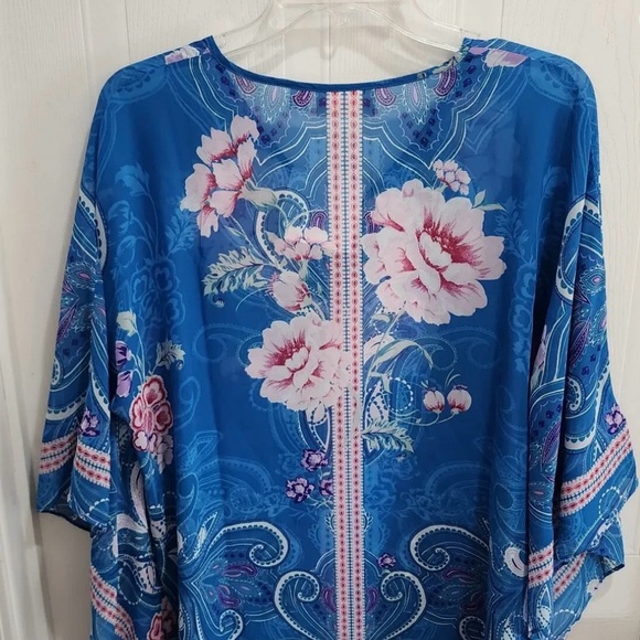 NWT Belle by Kim Gravel blue floral top Medium - Picture 3 of 7